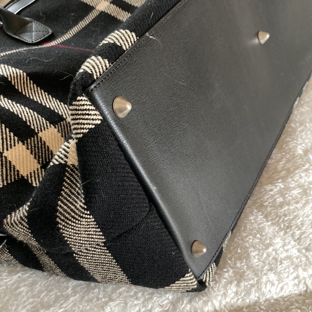 Burberry London made in Italy plaid weekender bag. 27” wide by 16” tall. - Picture 5 of 5